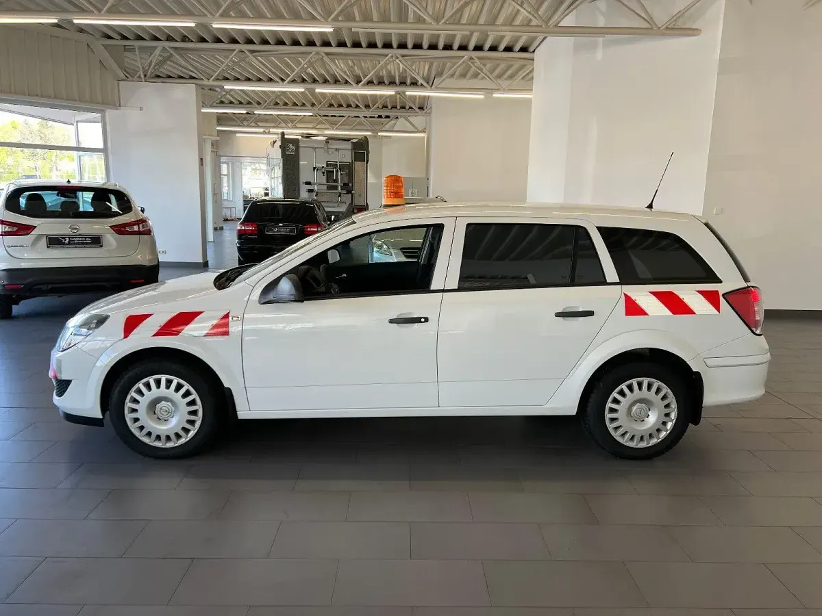 Używany Opel Astra Selection 90 KM (66 kW) 2010 Biały Kombi