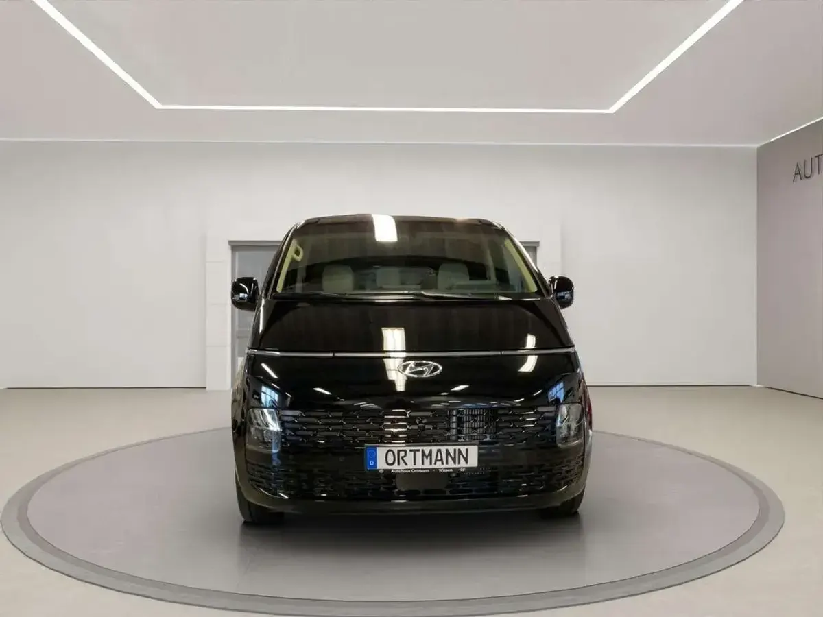 Gebraucht Hyundai Staria Prime 177 PS (130 kW) 2024 Abyss black / mic Van / Kleinbus