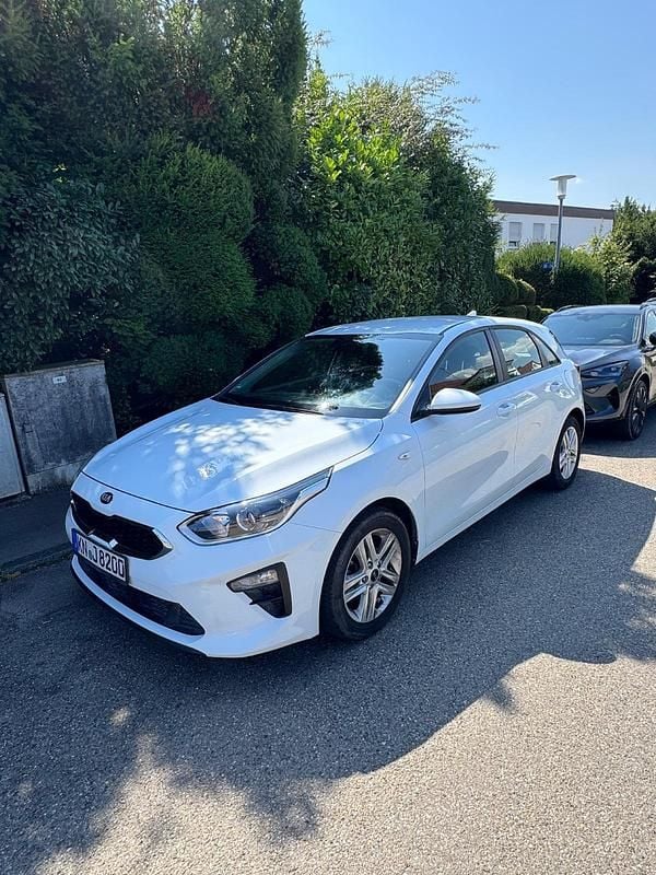 Weiß Gebraucht 2021 Kia Ceed 3 Limousine | 18.500 € (Guter Preis) - Bild 1/4