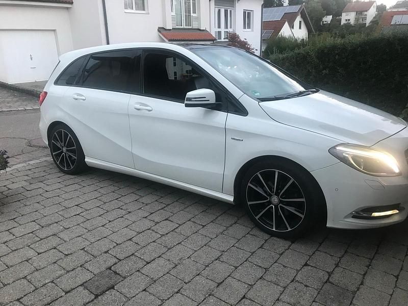Weiß Gebraucht 2011 Mercedes B200 Van / Kleinbus | 6.800 € (Fairer Preis) - Bild 1/4