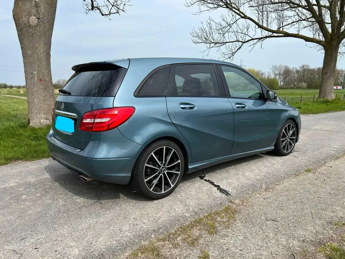 Gebraucht Mercedes B180 Sport 109 PS (80 kW) 2012 Blau Van / Kleinbus