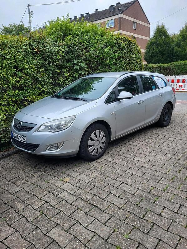 Silber Gebraucht 2011 Opel Astra Kombi | 2.100 € (Fairer Preis) - Bild 1/4