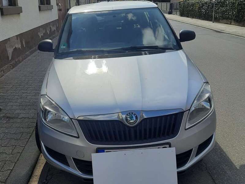 Silber Gebraucht 2012 Skoda Fabia Ambition Limousine | 4.900 € (Fairer Preis) - Bild 1/4