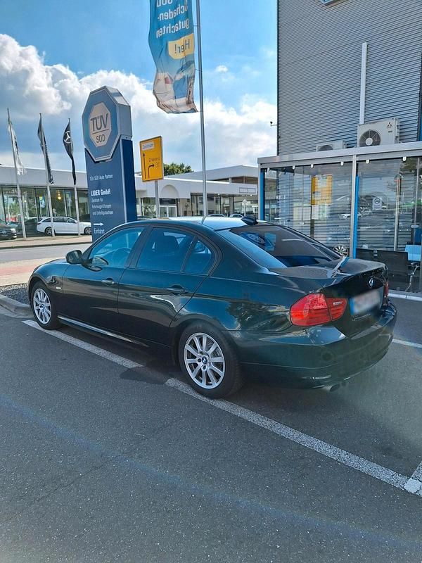 Gebraucht BMW 320 163 PS (119 kW) 2011 Schwarz Limousine