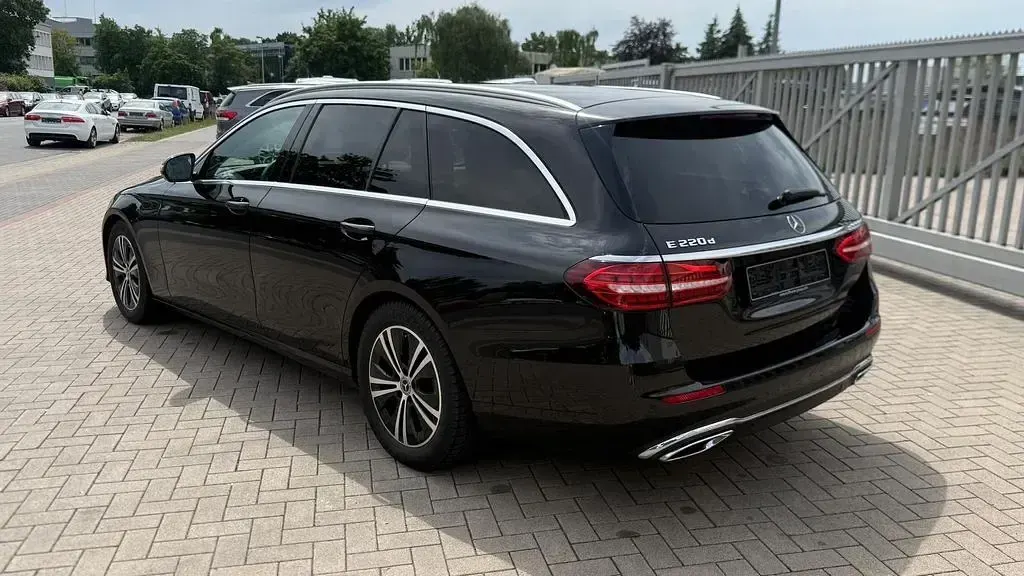 Gebraucht Mercedes E220 Avantgarde 200 PS (147 kW) 2023 Schwarz Limousine