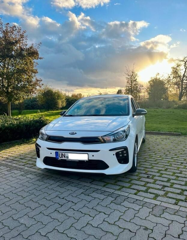 Weiß Gebraucht 2019 Kia Rio 2 Limousine | 17.500 € - Bild 1/4