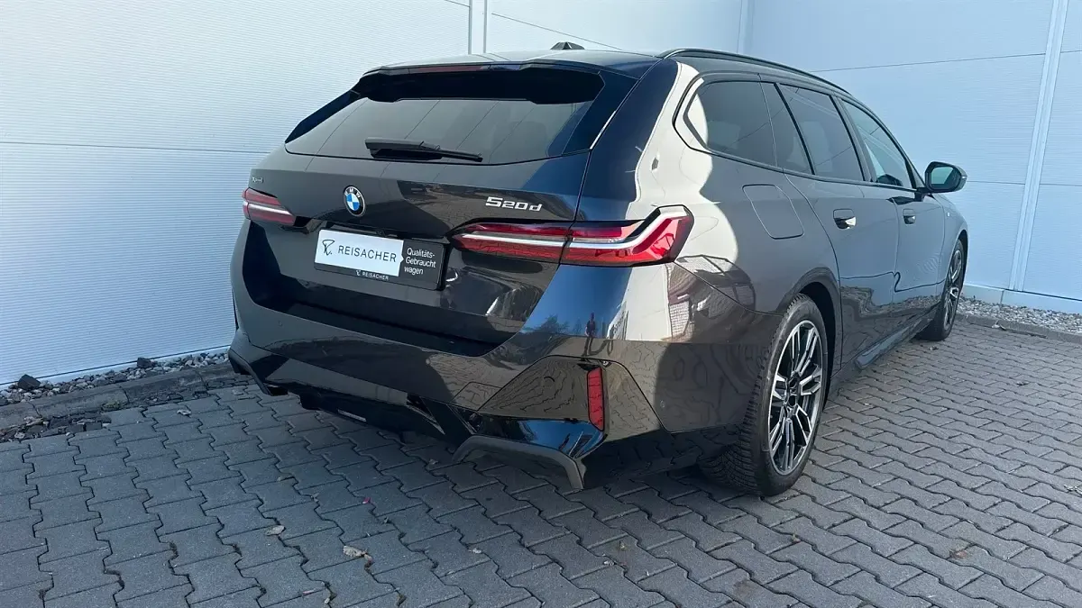 Gebraucht BMW 520 Comfort Edition 197 PS (144 kW) 2025 Sophistograu brillanteffekt Kombi