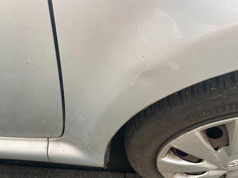 Gebraucht Toyota Aygo 68 PS (50 kW) 2012 Silber Kleinwagen