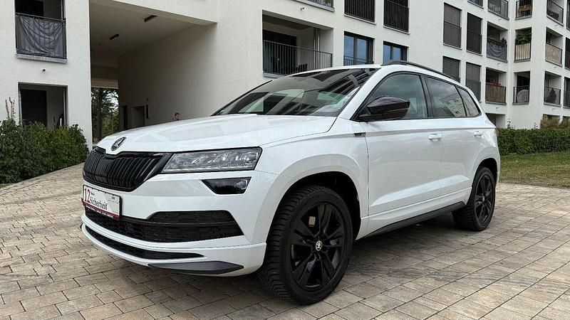 Bila moon/moon white Gebraucht 2020 Skoda Karoq SportLine SUV | 25.000 € (Teuer) - Bild 1/4