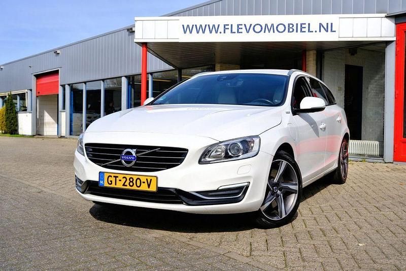 Gebraucht Volvo V60 163 PS (119 kW) 2015 Weiß Kombi