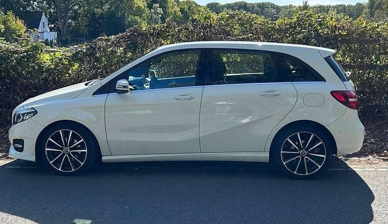 Gebraucht Mercedes B180 Urban 122 PS (89 kW) 2017 Weiß Kleinwagen
