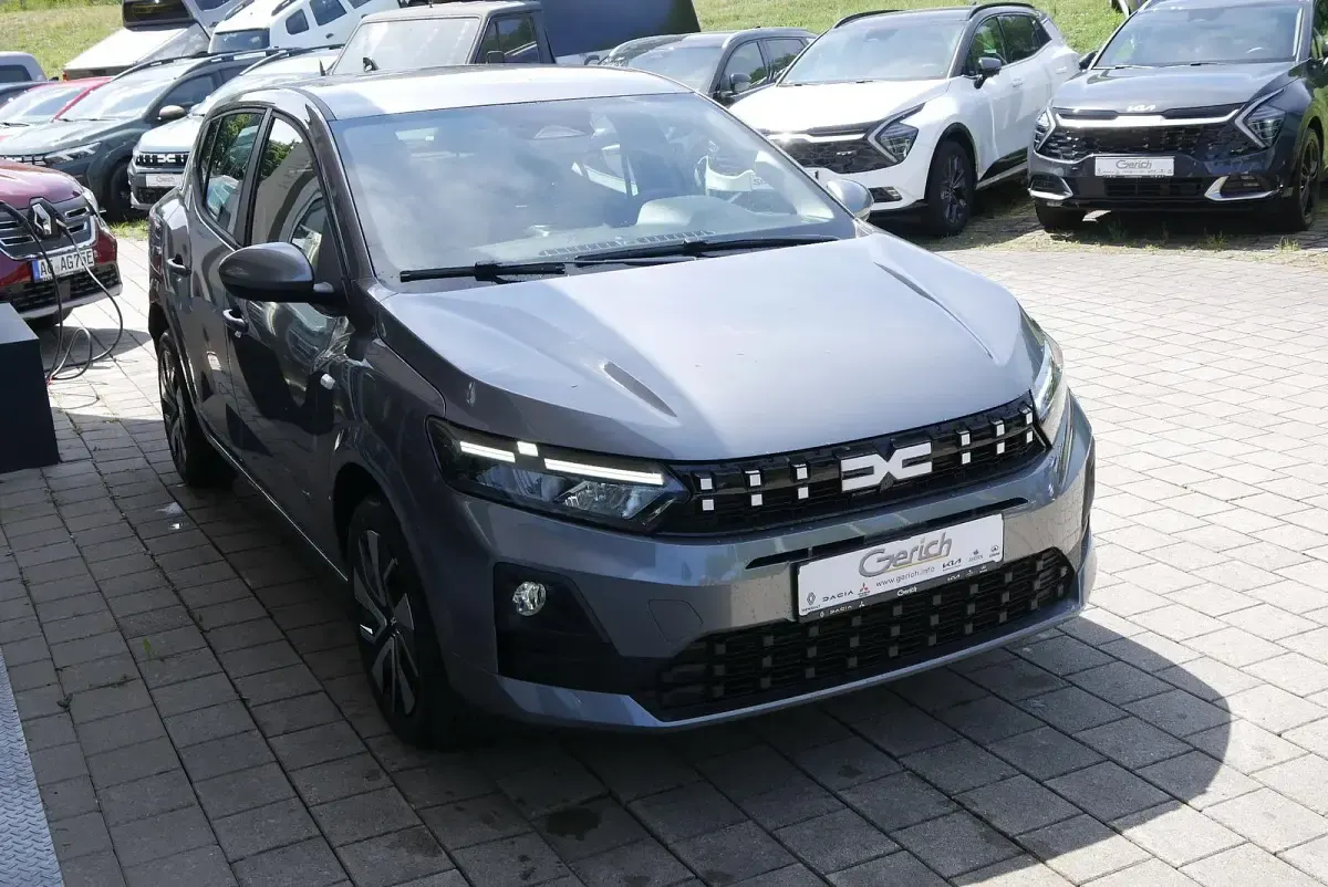 Neu Dacia Sandero Expression 114 PS (83 kW) 2026 Metalliclackierung dolomitgr Limousine