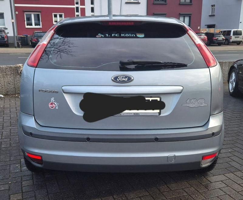 Gebraucht Ford Focus Ghia 116 PS (85 kW) 2005 Grau Limousine