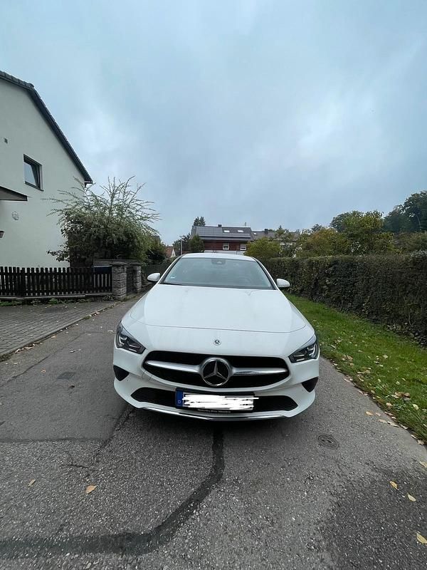 Weiß Gebraucht 2021 Mercedes CLA250e Limousine | 28.990 € (Fairer Preis) - Bild 1/4