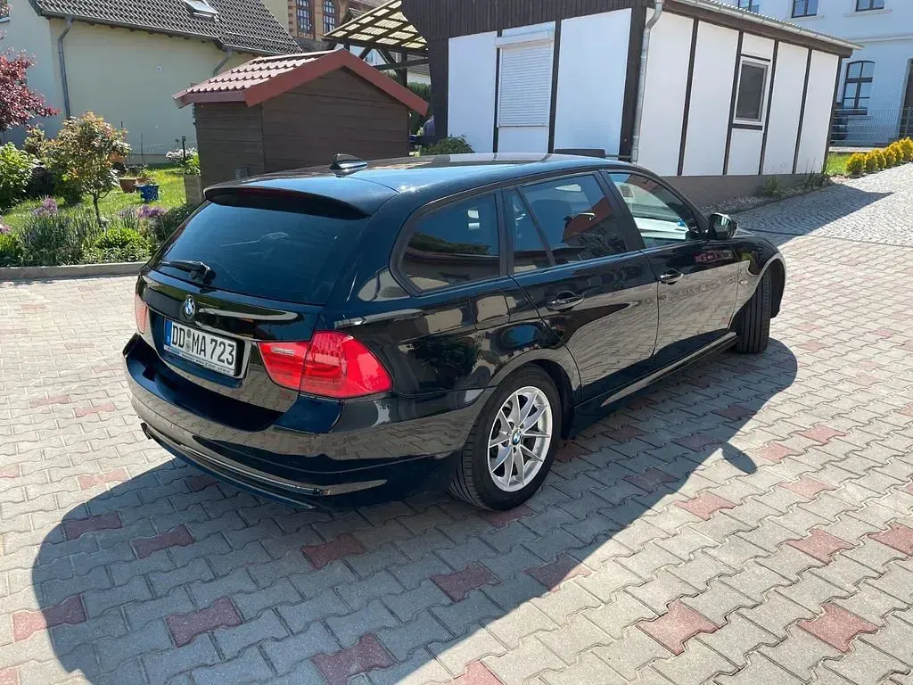 Gebraucht BMW 320 Lifestyle 184 PS (135 kW) 2011 Schwarz Kombi