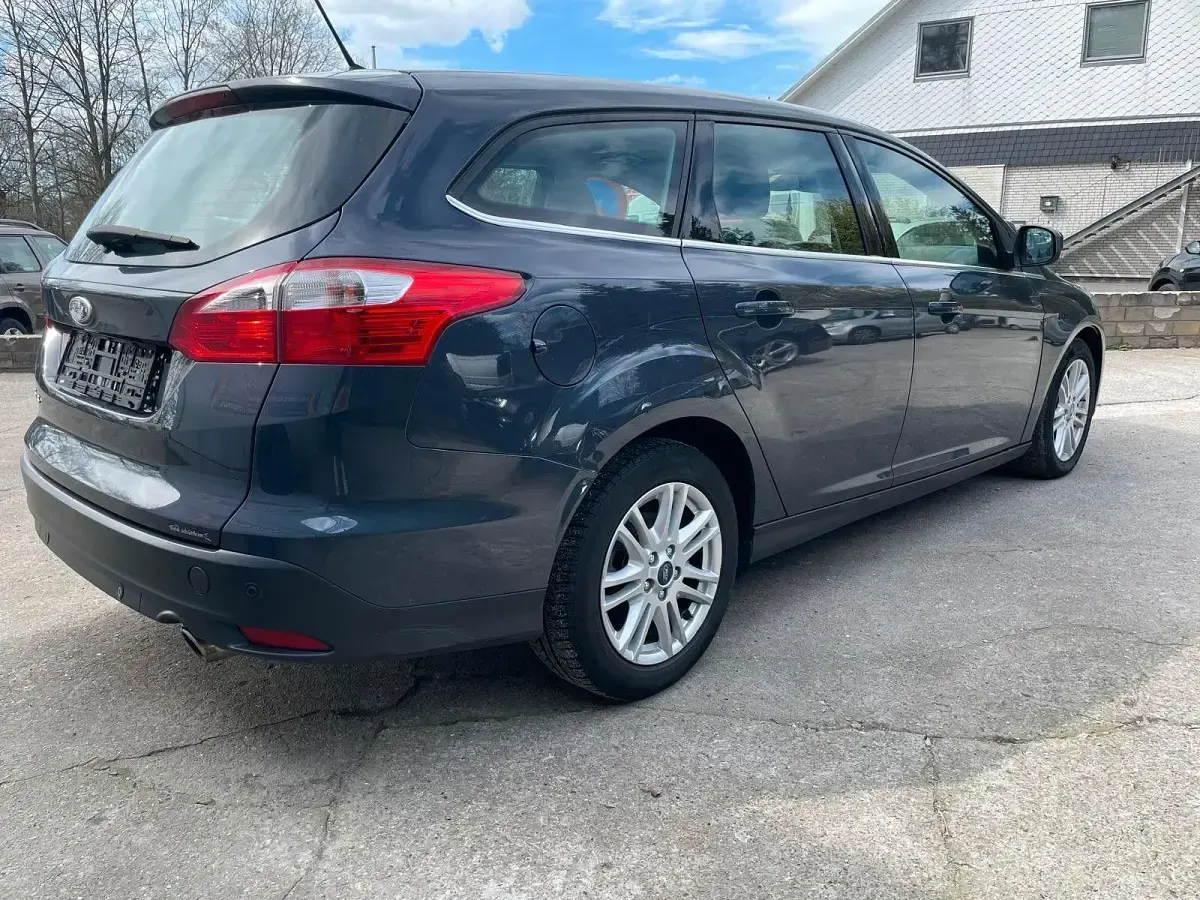 Usata Ford Focus Trend 140 CV (102 kW) 2013 Blu Berlina