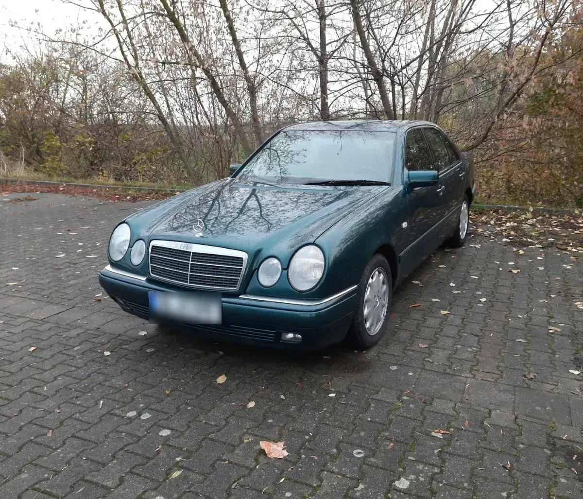 Gebraucht Mercedes E240 170 PS (125 kW) 1998 Grün Limousine