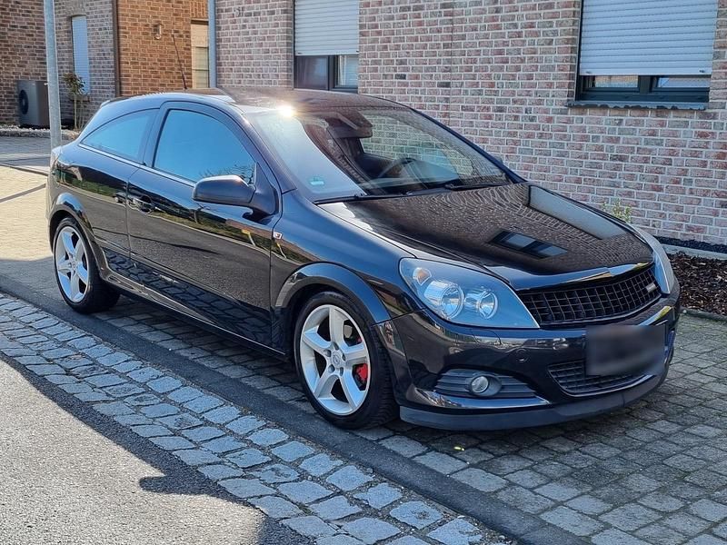 Gebraucht Opel Astra GTC 140 PS (102 kW) 2010 Schwarz Limousine