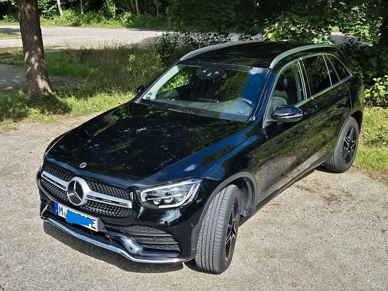 Schwarz Gebraucht 2021 Mercedes GLC300e AMG SUV | 39.900 € (Guter Preis) - Bild 1/4