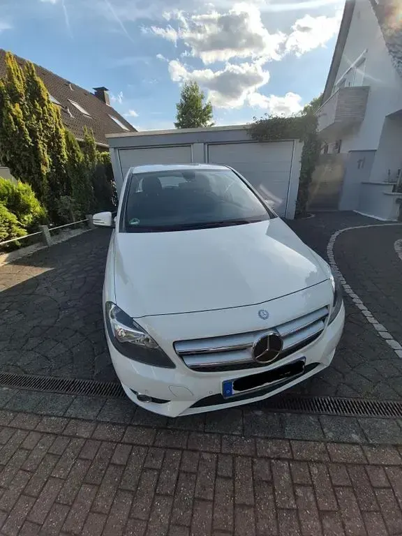 Gebraucht Mercedes B180 122 PS (89 kW) 2012 Weiß Kleinwagen