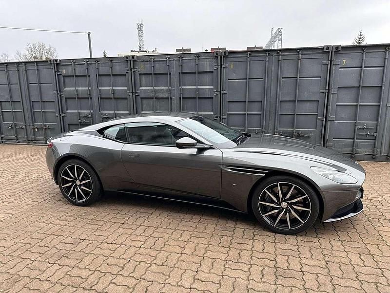 Gebraucht Aston Martin DB11 Launch Edition 647 PS (475 kW) 2017 Magnetic silver Coupé