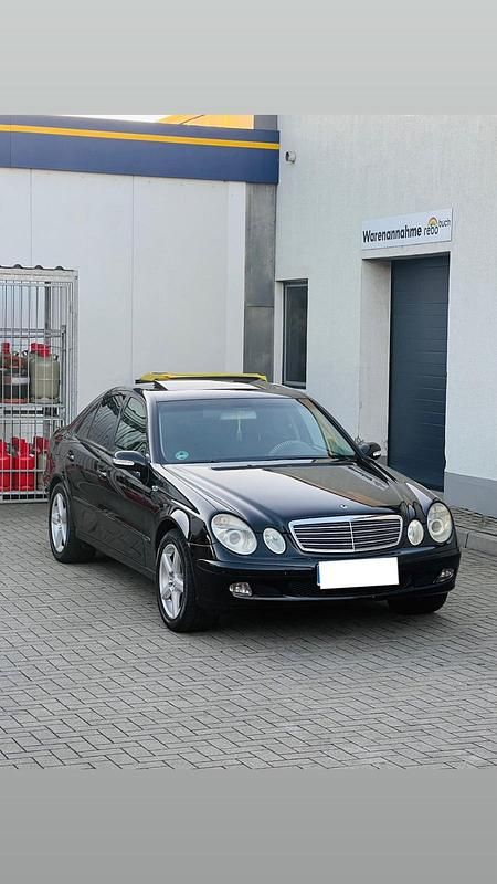 Schwarz Gebraucht 2005 Mercedes E200 Limousine | 3.600 € (Fairer Preis) - Bild 1/4