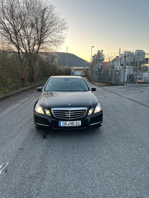 Schwarz Gebraucht 2011 Mercedes E220 Limousine | 7.450 € (Guter Preis) - Bild 1/4