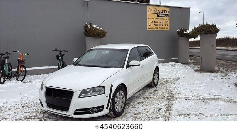 Weiß Gebraucht 2010 Audi A3 Attraction Limousine | 1.999 € (Guter Preis) - Bild 1/4
