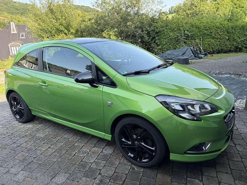 Grün Gebraucht 2015 Opel Corsa Color Edition Kleinwagen | 5.400 € (Fairer Preis) - Bild 1/4