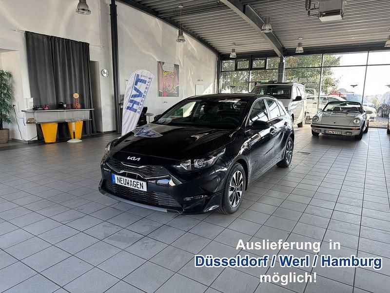 Zilinaschwarz metallic Neu 2025 Kia Ceed Limousine | 19.470 € (Superpreis) - Bild 1/4