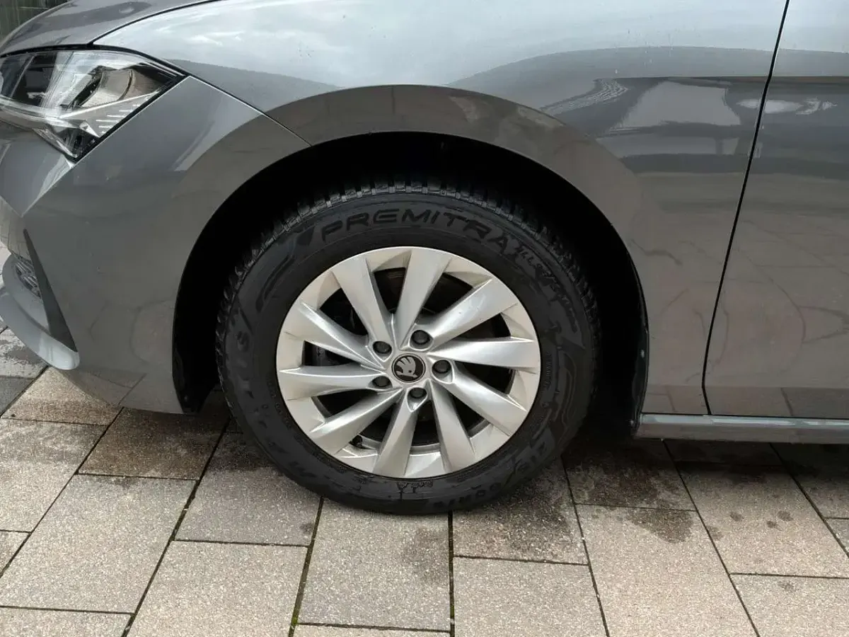Gebraucht Skoda Superb 150 PS (110 kW) 2025 Graphite grau metallic Kombi
