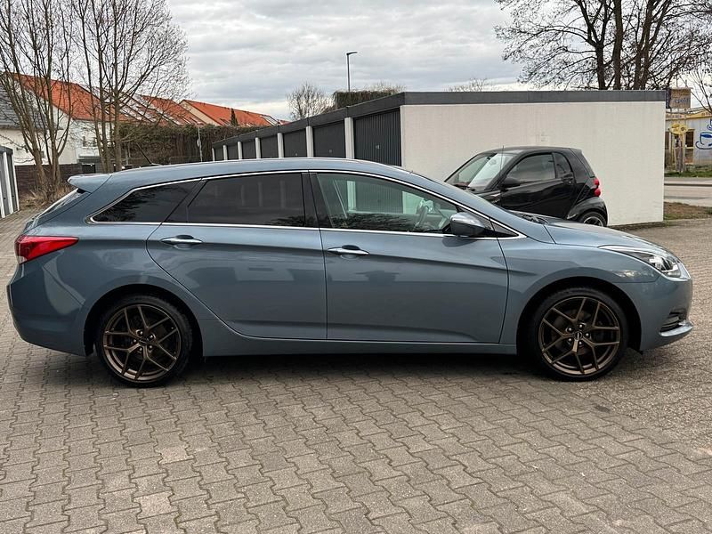 Gebraucht Hyundai i40 Trend 165 PS (121 kW) 2015 Blau Kombi