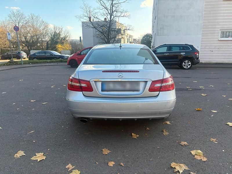 Gebraucht Mercedes E250 204 PS (150 kW) 2010 Silber Coupé
