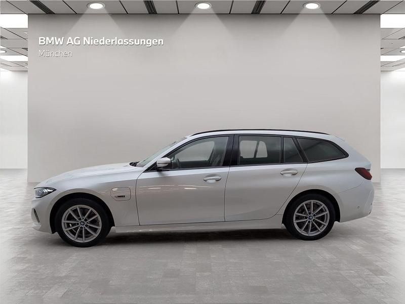Gebraucht BMW 330e Sport Line 292 PS (214 kW) 2022 Weiß Kombi