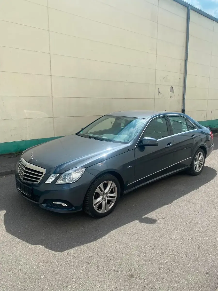 Gebraucht Mercedes E250 204 PS (150 kW) 2010 Blau Limousine