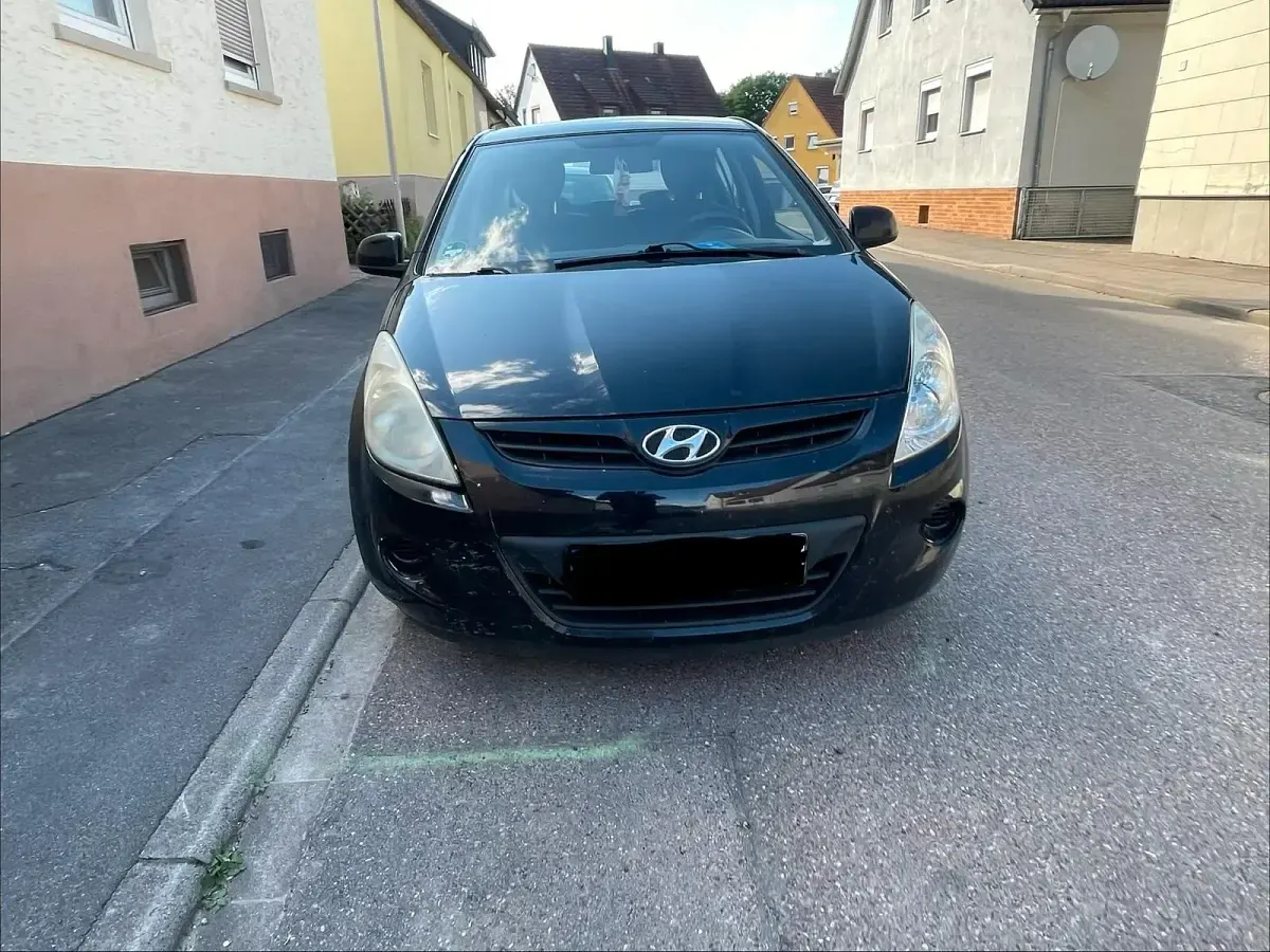 Gebraucht Hyundai i20 77 PS (56 kW) 2010 Schwarz Kleinwagen