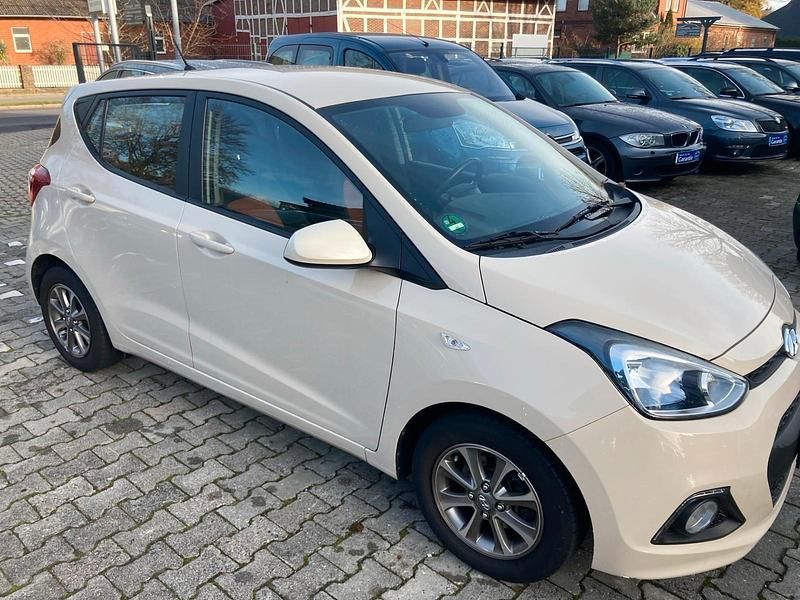 Gebraucht Hyundai i10 87 PS (63 kW) 2014 Beige Kleinwagen