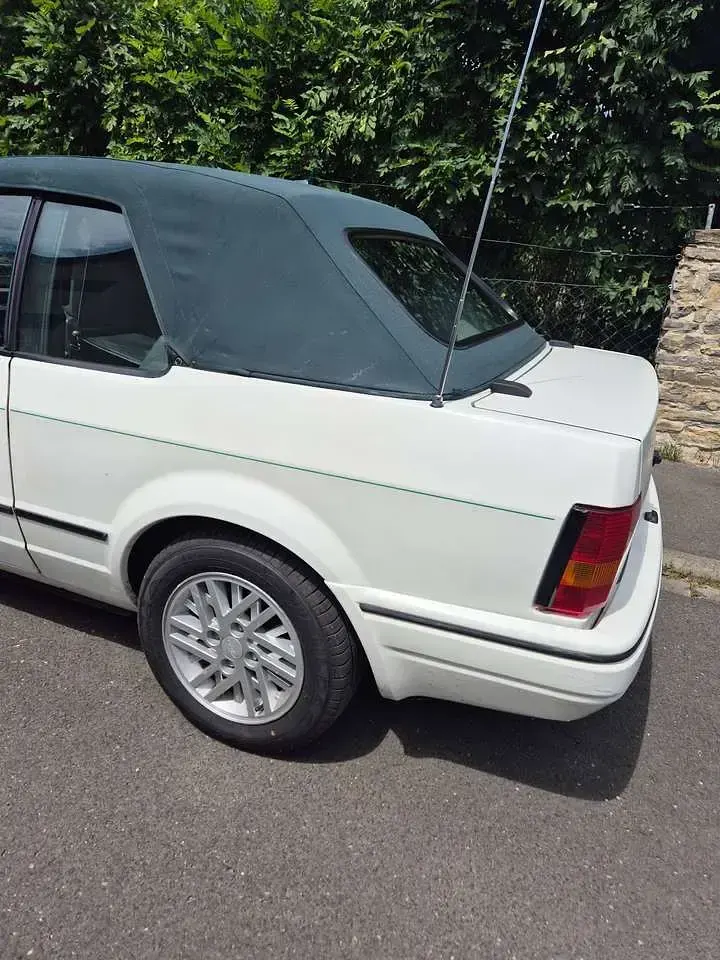 Gebraucht Ford Escort Cabriolet 102 PS (75 kW) 1990 Weiß Cabrio