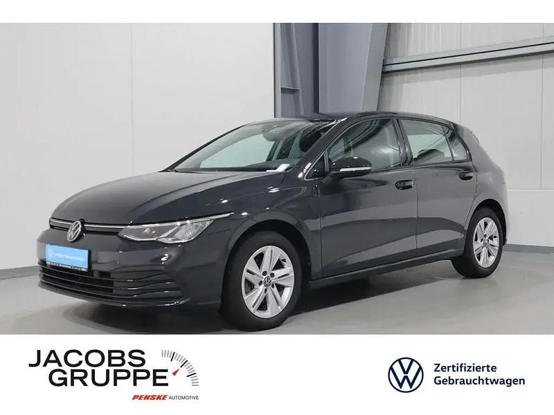 Grau Gebraucht 2023 VW Golf VIII Life Limousine | 21.219 € (Superpreis) - Bild 1/3