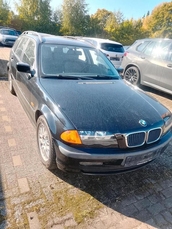 Schwarz Gebraucht 1999 BMW 318 Kombi | 700 € - Bild 1/4