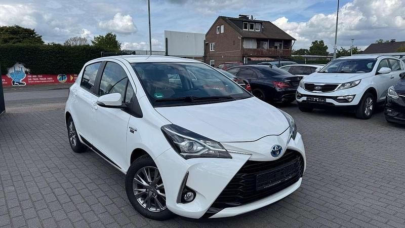 Weiß Gebraucht 2017 Toyota Yaris Hybrid Edition Kleinwagen | 11.900 € (Superpreis) - Bild 1/4