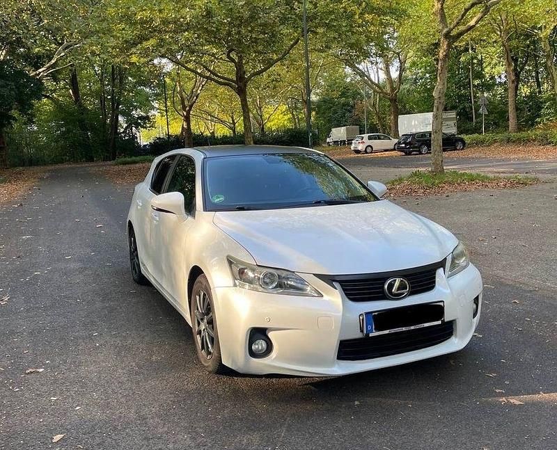 Weiß Gebraucht 2012 Lexus CT200h Limousine | 8.490 € (Fairer Preis) - Bild 1/4
