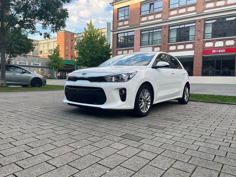Weiß Gebraucht 2017 Kia Rio DREAM-TEAM Edition Limousine | 14.000 € (Teuer) - Bild 1/4