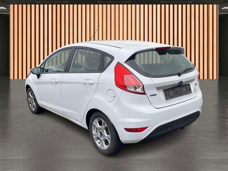 Gebraucht Ford Fiesta Trend 80 PS (58 kW) 2013 Frostweiß Kleinwagen