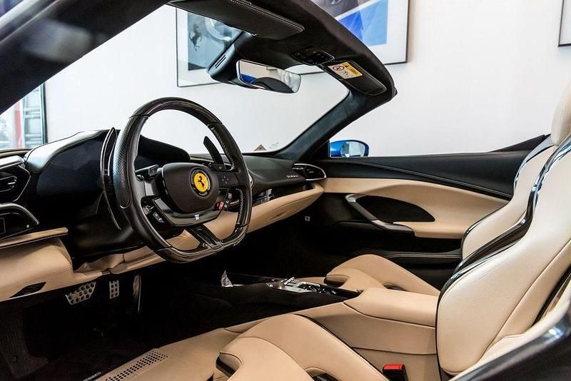 Gebraucht Ferrari 296 829 PS (609 kW) 2023 Blau Cabrio