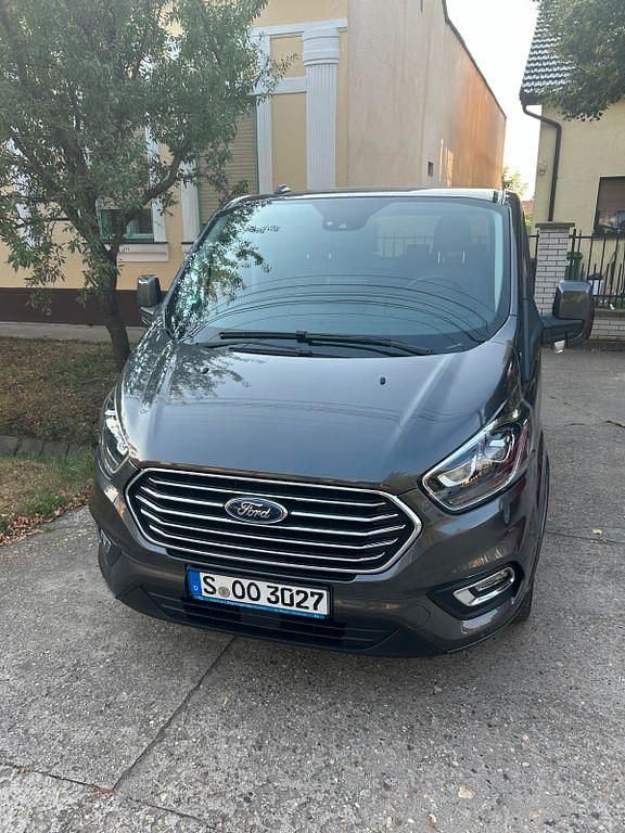 Grau Gebraucht 2022 Ford Tourneo Custom Titanium X Van / Kleinbus | 41.799 € (Guter Preis) - Bild 1/4