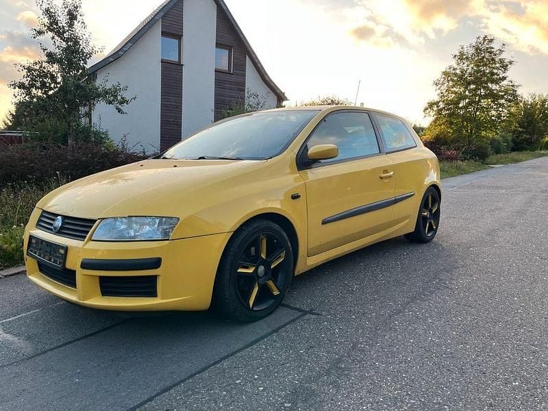 Gelb Gebraucht 2004 Fiat Stilo Dynamic Limousine | 1.250 € (Fairer Preis) - Bild 1/4