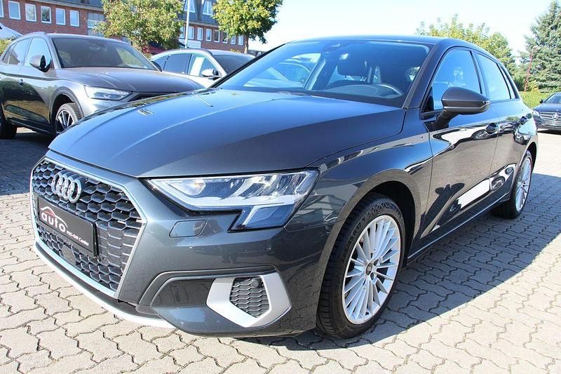 Grau Gebraucht 2021 Audi A3 Sportback Advanced Kleinwagen | 20.990 € (Fairer Preis) - Bild 1/4