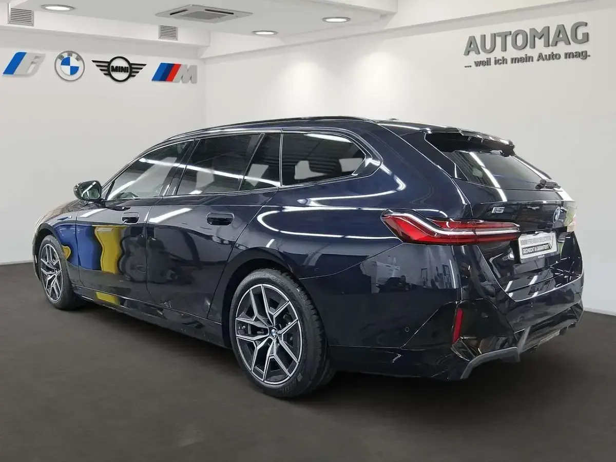 Gebraucht BMW i5 M Sport 250 kW (340 PS) 2025 Carbonschwarz Kombi