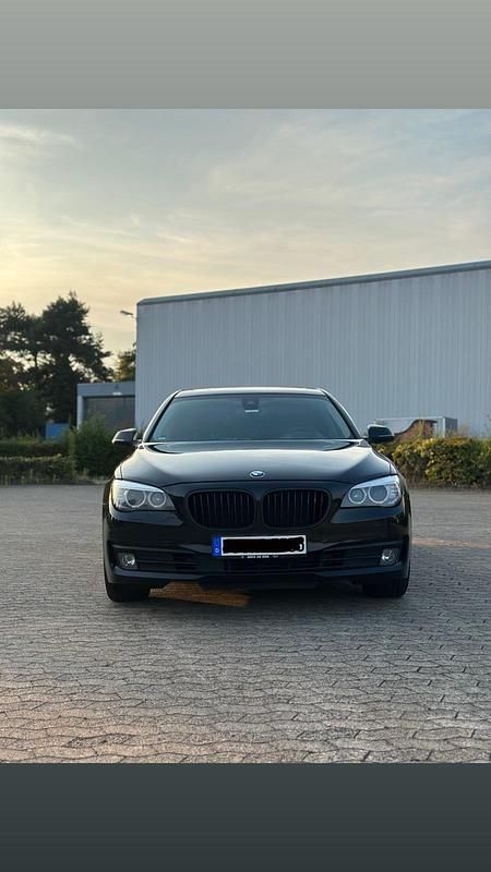 Schwarz Gebraucht 2012 BMW 730 Limousine | 12.000 € (Superpreis) - Bild 1/4